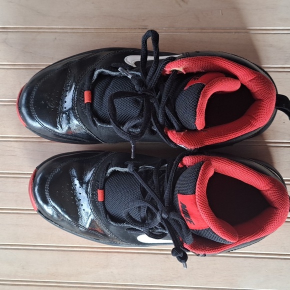 Nike Youth Size 5 Team Hustle High-top Basketball Boy Lace Up Sneakers - Picture 2 of 12